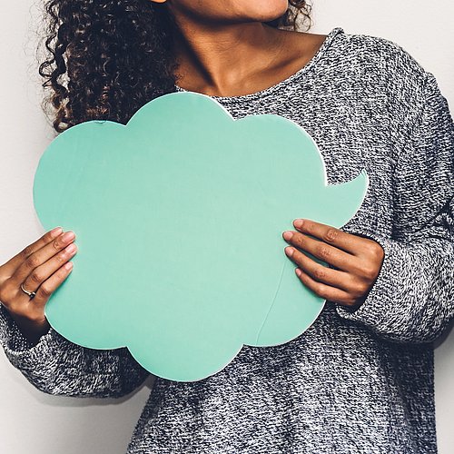 Eine Frau hält eine Sprechblase